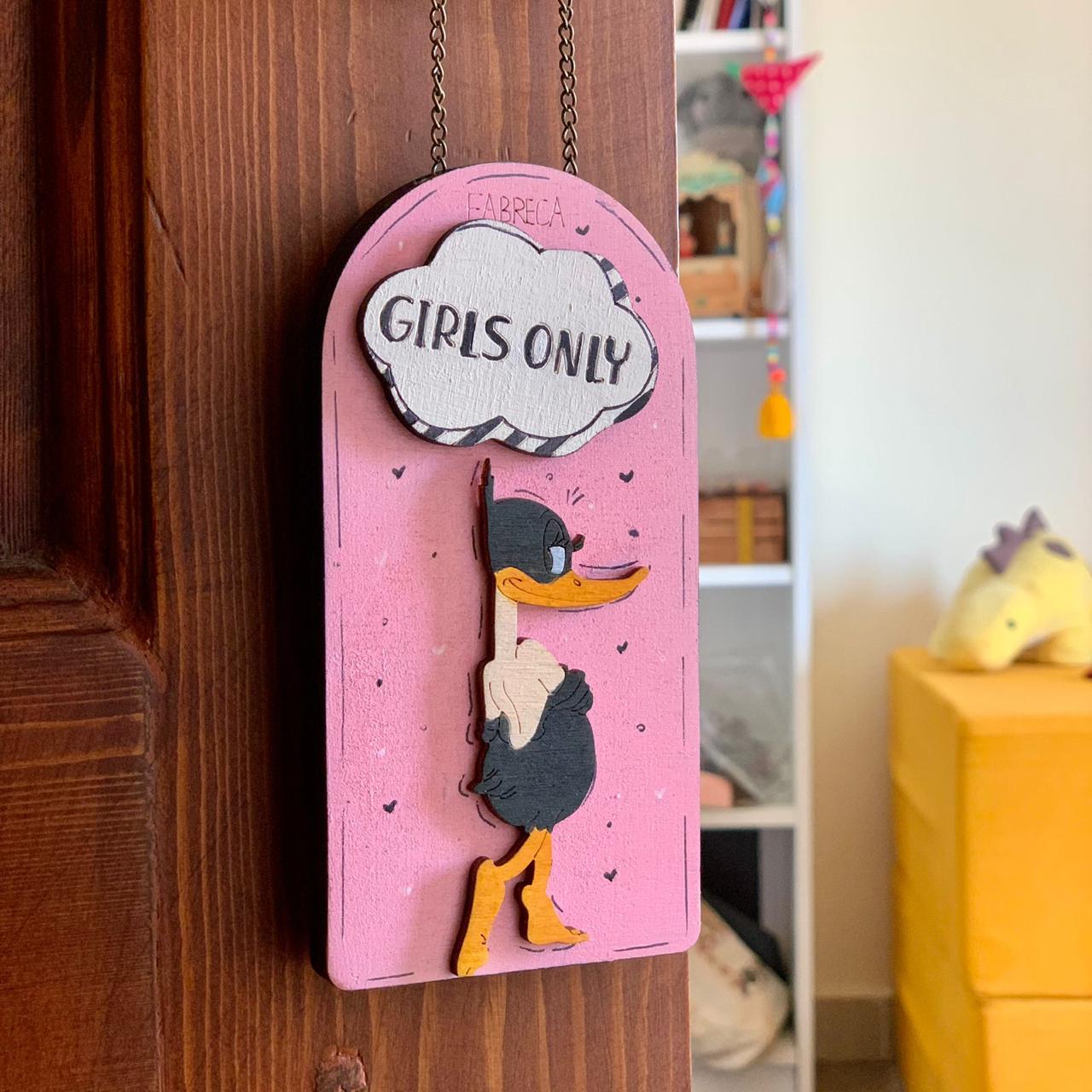 Door Hanger "Girls Only"